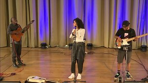 6.5K views · 105 reactions | ⚡️ FETE DE LA MUSIQUE Miu Queiroz était en direct au Palais Beaumont, Centre de Congrès de Pau de 20h à 20h30. Laissez-vous envahir par la chaleur Brésilienne qui se mélange aux sonorités jazz, pop et folk Suivez la fête de la musique sur pau.fr ! 朗 | Pau, Capitale Humaine | Facebook