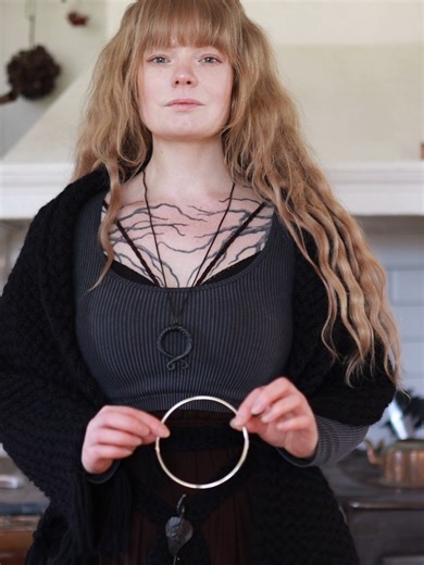 Svarar @yourrightamwrong Shawl rings can be bought with my rectangular shawls, but you can use any ring you have at home as long as it's big enough for the shawl. They can also be bought in any craft store. 🙂