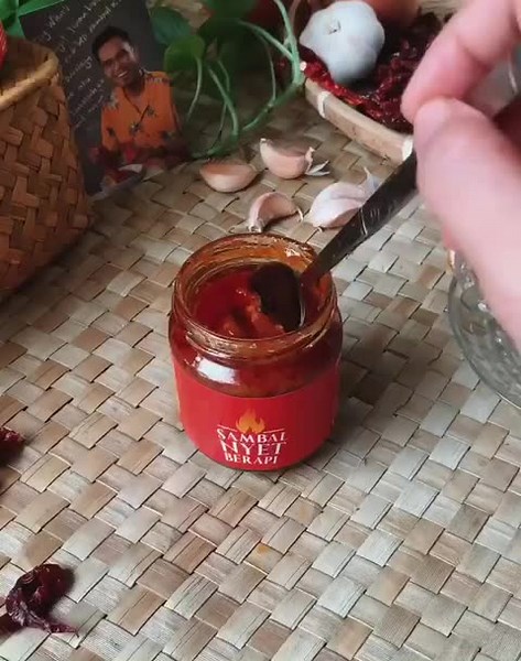 Sambal Nyet Berapi by Khairul Aming... How it makes anyone drool just by looking at this video... simply delicious!!! Place your pre-order latest by Sunday, 17 July 2022 via our e-shop at https://kitchencultureonline.com/e-shop. Check out https://kitchencultureonline.com/sambal-nyet-berapi-by-khairul-aming for more info. #sambalnyetberapibykhairulaming #sambalnyetkhairulaming #sambalnyetberapi #sambalnyetbykhairulaming #sambalnyet | Kitchen Culture