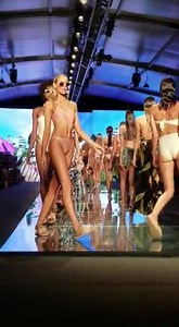Miami Swim Week 2018: Sinesia Karol Runway Show en Paraiso Tent Enterate de todo en nuestro articulo online: "Tres marcas de trajes de baño que marcaron tendencias en el Miami Swim Week 2018" en Miamifashionspotlight.org o haz click aqui: http://miamifashionspotlight.org/fashion/tres-marcas-tendencias-en-el-miami-swim-week/ #miamiswimweek #miamifashionspotlight #wewriteaboutfashion | Miami Fashion Spotlight