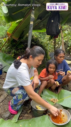 ISANG URI NG ROOT CROP NA NAKALALASON, INIHAHANDA BILANG PAGKAIN? Alam n'yo ba kung anong root crop ang nasa video na ito? Ang tawag dito ay "Nami"—isang halamang-ugat na maaaring makalason kung hindi maayos na inihanda. Kaya naman, dumaraan ito sa masusing proseso bago ito ligtas kainin. Pero ano nga ba ang epekto nito sa kalusugan ng kakain? Alamin natin 'yan ngayong Sabado kasama si Kuya Kim sa #DamiMongAlamKuyaKim, 10:45 AM sa GMA! Video courtesy: Romalyn Vlogs | GMA Public Affairs