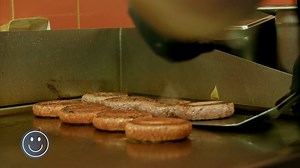 76K views · 391 reactions | Deutschland im veganen Burgerfieber! Nach dem Hype um Beyond Meat haben nun auch deutsche Discounter nachgezogen und bieten vegane Burgerpattys an. Wir lassen sie durch einen Burgerexperten testen. | Galileo | Facebook