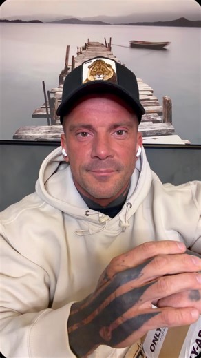 Nicki Mahler on Instagram: "Gennemsigtighed, sociale medier og coaching Tidligere i dag delte jeg et billede, hvor jeg sammenlignede to billeder, der var fuldstændig identiske. Pointen var at vise, hvor nemt man kan blive manipuleret på sociale medier – også mig selv. Det var angstprovokerende at dele, men jeg havde brug for at være ærlig og vise, at tingene ikke altid er, som de ser ud. Jeg vil også gerne forklare mit samarbejde med @onlyapproved én gang for alle, så der er fuld gennemsigtighed