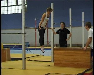 Stabhochsprung: Turnübungen am Reck (1)