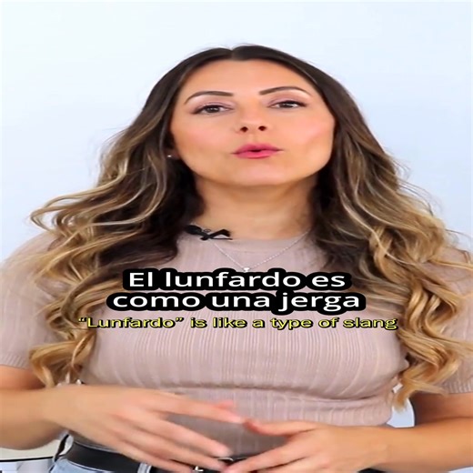 ¿Sabías que en Argentina tenemos un vocabulario muy particular llamado lunfardo? El lunfardo es parte de la forma de hablar de los argentinos. Son palabras muy coloquiales y expresiones que usamos en el día a día. Por ejemplo: 👉 laburo = trabajo 👉 mina = mujer 👉 quilombo = lío, problema Es una parte súper interesante del español rioplatense y entender estas palabras te ayuda a comprender mejor películas, canciones, conversaciones y el humor argentino. 👇 Dime en los comentarios: ¿Conoces algu