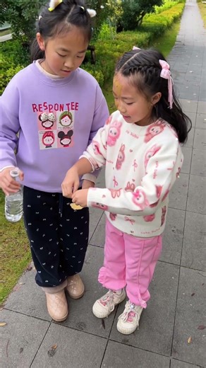 The sister gave the compressed towel to the uncle.