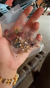 Dah lama duk cari air kesihatan yang betul-betul jadi?😩 Haaa tak payah risau dah geng sekarang Felleraskin dah keluarkan!😍🔥air bunga AURA SERI Kami campur semua bahan PREMIUM dalam ni 💯 Bukan biasa-biasa kesan dia padu, rasa pun sedap! Nak sihat, nak glowing, nak bertenaga semua dalam satu pouch!🥰💧 nak beli boleh tekan link wasap.my/ 60148135478/airbunga #Felleraskin #AirSihatPremium #KesanPadu” | Norahayu Widya