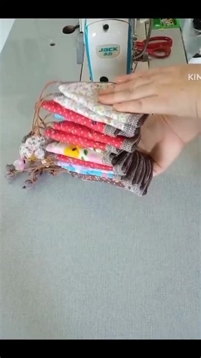 Super easy to sew the entire machine. How to sew a key bag. How to make a keychain Made into a very cute keychain #roll #keychain #keychain #giftidea #homemade souvenirs #homemade gifts #sewing #diy #handmade #fabric scraps #fabric scraps #sewing ideas #sewing projects | Diy By.rutchanoo