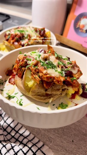 this chilli chicken loaded baked potato is the perfect comfort dinner - it’s warm, it’s cheesy, it’s full of flavour, high protein and packed with veggies😍😍 enjoy for just 604 calories and 44g of protein! get instant access to 400 more high protein recipes plus meal plans shopping list features when you sign up on my @kirstyskitchenclub app - link in bio ✨ Makes 2 servings Ingredients 200g Chicken breast 1/2 Brown onion 1/2 Red bell pepper 1/2 Green bell pepper 200g Kidney beans 400g Chopped t