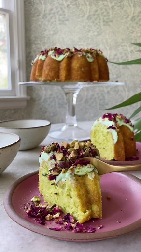 Need an easy cake recipe that’s perfect for all occasions?! Look no further than our #pistachiocake! Super moist, easy to make and #foolproof!