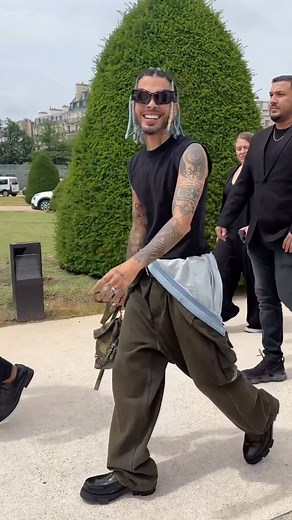 Dal backstage al front row ricco di celebrities come @rauwalejandro a @tyga e @jaredleto, dai un’occhiata alla collezione maschile primavera/estate 2024 di @givenchy firmata dal direttore creativo @matthewmwilliams, presentata durante la #ParisMenFashionWeek. Clip from @styledumonde #VogueInspires | Vogue Italia