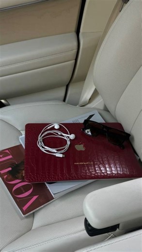 NINA 🪄 on Instagram: "I was so tired of messy cables in my car and never knowing which one to connect,before using @ottocastofficial carplay ✨ #Ottocast #WirelessCarPlay #CarTech #CarGadgets #CarAccessories"