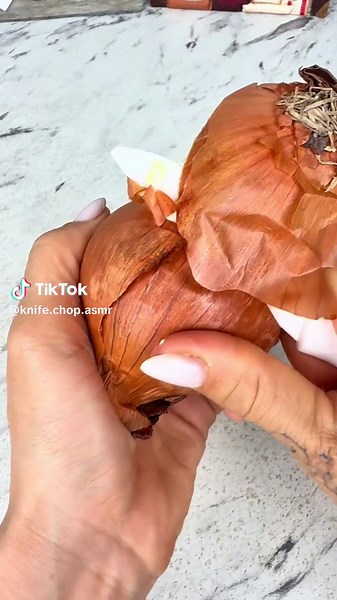 How to Peel an Onion: Step-by-Step Guide