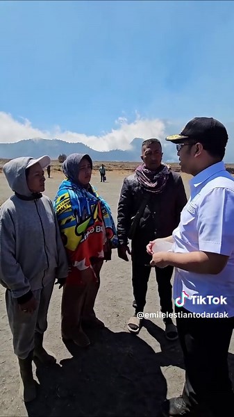 Hari ini saya meninjau langsung kondisi kawasan Bromo yang terdampak kebakaran. Luasnya area yang terbakar menjadi perhatian serius bagi kita semua. Penanganan di lapangan terus dilakukan, dengan mengutamakan keselamatan masyarakat, wisatawan, serta kelestarian kawasan Bromo. Kita pastikan koordinasi dan langkah penanganan berjalan sebaik mungkin. Bromo adalah bagian penting dari Jawa Timur yang harus kita jaga bersama. Semoga api segera dapat dikendalikan dan kondisi kawasan kembali aman. #Jawa