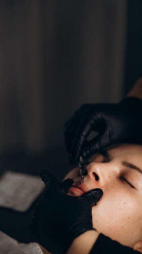 Smooth, soft and seriously glowing ✨ Dermaplaning (or oilplaning) gently removes your top layer of dead skin peach fuzz. Better product absorption, smoother makeup and glowing skin? Yes, please. Add it to your next facial TODAY! | FACE FOUNDRIÉ