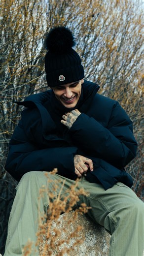 Adriel Favela on Instagram: "Feliz año a la manada más melenuda……. 🦁🥂"