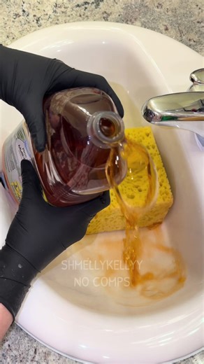 sorry some parts aren’t in focus , idk why my phone wants to fight me 🥲. but I had to post this, was so good. Love me some pine & lemon comet 🫶🏻 #spongesqueezing #shmellykellyy #suds #pine #asmr