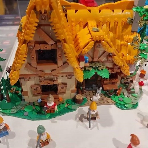 Exclusive LEGO Snow White and the Seven Dwarfs' Cottage Review! | Set 43242 Showcase #L43242