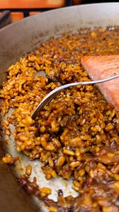 FÁCIL Y MUY SABROSO ⬇️Receta escrita⬇️ "ARROZ CON SALMÓN" 🌐 GUARDA la receta para no perderla. 🌐 COMPARTE con tus amig@s. 🌐 Da LIKE y COMENTA si te ha gustado. ¡Descubre el exquisito arroz de salmón! 🍣🌾 Una receta saludable y deliciosa que combina el sabor del salmón fresco con la cremosidad del arroz. Ideal para una comida gourmet, llena de omega-3 y fácil de preparar. ¡Sorprende a todos con esta delicia marina! Ingredientes 3 personas - 3 lomos de salmón - 1 pimiento verde. - 1 cebolla mo