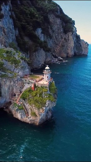 👉🏼 En los acantilados de Santoña, al norte de Cantabria, se esconde el Faro del Caballo, uno de los lugares más espectaculares y aislados de la costa española. Para llegar hasta él hay que descender más de 700 escalones tallados en la roca, un camino tan vertiginoso como inolvidable. 👉🏼👉🏼 Fue construido en 1863 por prisioneros del penal de Santoña, que trabajaron suspendidos sobre el mar. Durante más de un siglo, los fareros vivieron completamente aislados, comunicándose con tierra solo po