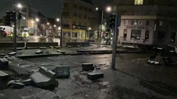 Des habitants d'Anderlecht demandent l'arrêt immédiat des travaux chaussée de Mons - RTBF Actus