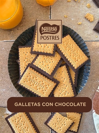 🍫🍪 GALLETAS CON CHOCOLATE Un clásico sencillo y delicioso que nunca falla. Crujientes, chocolatosas y perfectas para un capricho rápido o para acompañar el café ☕✨ 🛒 INGREDIENTES: ➡️ 1 tableta de chocolate negro 70% ➡️ 16 galletas rectangulares 👩‍🍳 ELABORACIÓN: 1️⃣ Fundir el chocolate al baño maría o en el microondas, siguiendo las indicaciones del envoltorio. 2️⃣ Forrar una bandeja plana (aprox. 30 x 22 cm) con papel vegetal. 3️⃣ Verter el chocolate fundido y extender con una espátula form