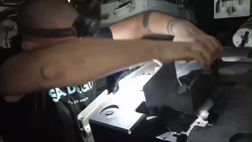 AFU第170独立后勤营的机械师在对 FV4034 挑战者 2 坦克进行维护和检查。可以看到额外安装的格栅，从正面和侧面保护车身。