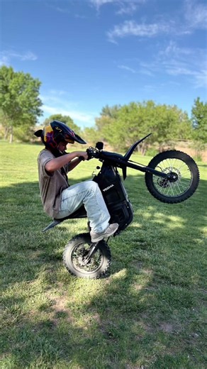 Learned how to wheelie #automobile #summer #ebike #surron #dirtbike #yozma #bikelife #riding