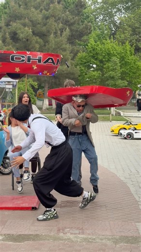 Nerd vs punching…Grandpa got KO’d 😈😱