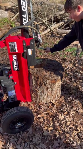 Splitting Wood with a 20-Ton Log Splitter #LogSplitter#Firewood#SplittingWood#Huskee#TractorSupply