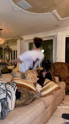 Da woma da da da da WEEEEEEEEEE 😂😂 #family #prank #WeirdPets #Wee