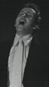 Domenico Modugno canta “La lontananza” a “Doppia Coppia”, nel 1970. | RaiTeche