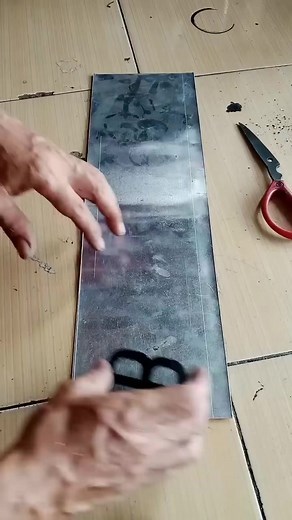 1.3M views · 5.5K reactions | Ketok PLAT Manual tanpa mesin #airbrush #aibrushmotor #repaint #plat #reelsfb #reels #reelsviral #duniazonaotomotif #otomotif #yamaha #honda #kawasaki #suzuki | Dunia Zona otomotif | Facebook