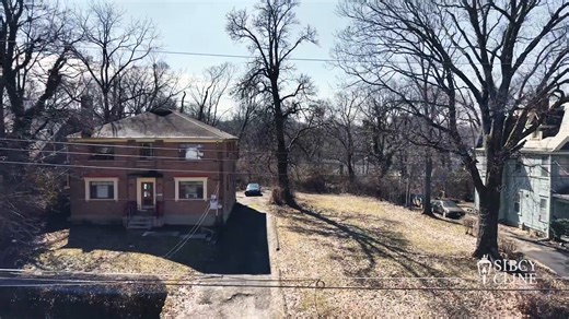 📍Investment opportunity in Avondale This four-unit multifamily property features (4) one-bedroom, one-bath units, garage parking for each tenant, and strong rental potential. A solid addition for investors looking to grow their portfolio in a convenient Cincinnati location. 537 Camden Avenue | Avondale, OH Listed by Shannon Flakes Williams Info and Photos: ow.ly/GXH250Yn550 #cincinnatiohio #homesforsale #avondaleohio #sibcycline | Sibcy Cline