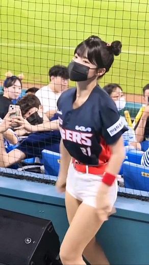 韓国女子チアリーダーのダンスパフォーマンス