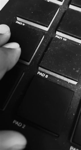 Short beatmaking exercise on the Akai MPC Live II. Late nights..early mornings. #akai #akaimpc