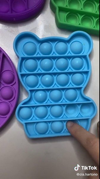 Exploring Silicone Molds: Green and Blue Variants