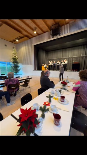 Am 11. Dezember 2025 fand nachmittags unsere traditionelle Seniorenweihnachtsfeier in der Huchenfelder Hochfeldhalle statt. Wir durften wieder zahlreiche Huchenfelder Seniorinnen und Senioren in der festlich geschmückten Hochfeldhalle begrüßen. Die Veranstaltung begann um 14:30 Uhr mit einer herzlichen Begrüßung durch Frau Ortsvorsteherin Melanie Kirchgessner. Ein erstes Highlight des Nachmittages war der Auftritt der Klassen 2a und 4b der Grundschule Huchenfeld, die mit weihnachtlichen Darbietu