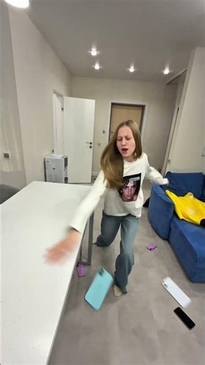 Crazy cat experiment: dropping test in progress! 🧪🤲🪑