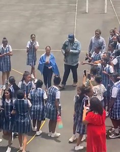 Marie Nolwenn Lagaillarde était très émue après avoir été accueillie par une haie d'honneur à la suite de la proclamation des 49 boursiers ce mercredi. Elle est la première lauréate du collège Lorette de Mahébourg, un établissement qui existe depuis 52 ans | Defimedia.info