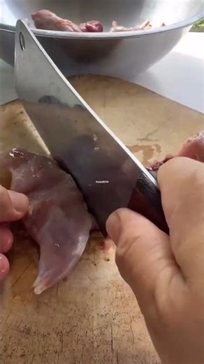 Chopped field rat, ready for a spicy stir fry with pea eggplant สับ หนูนา เตรียมเอาไว้ผัดพริกใส่มะเ