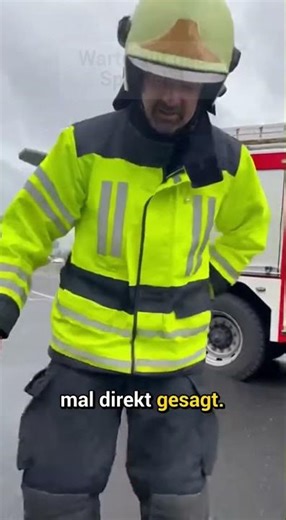Special oil for climate activists? 😲 The fire department is coming to the rescue!