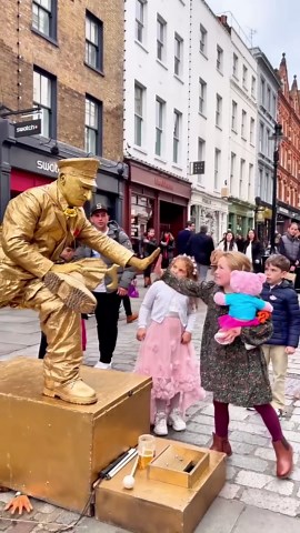 The way she cleaned her hand with the dress 🤣. #livingstatue
