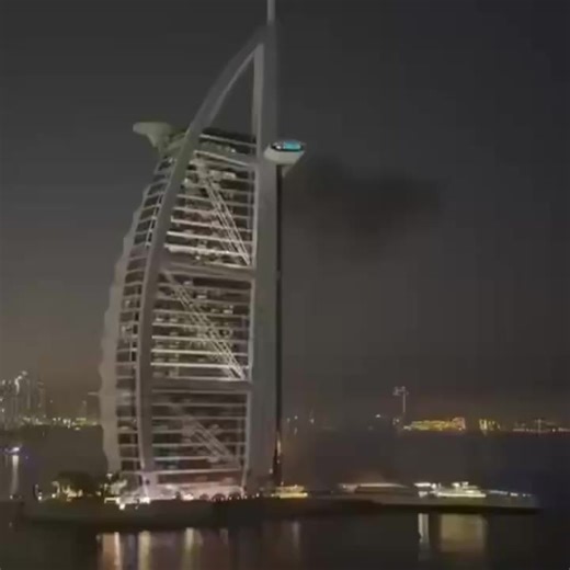 🚨BREAKING: The iconic Burj Al Arab hotel in Dubai has just been HIT by an Iranian drone. Footage is showing MASSIVE flames rising from the property… which is widely known as the world's ONLY seven-star hotel. | Ryan Fournier