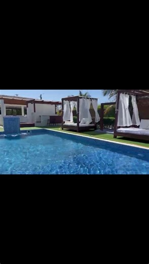 🌴 RESORT IMPERIAL – MUSSULO Exclusividade. Estrutura. Serviço de hotel completo. Se é para viver o Mussulo, viva com padrão. O Resort Imperial dispõe agora de 9 suítes temáticas disponíveis, todas climatizadas e preparadas com nível de hotelaria premium. Aqui o cliente não se preocupa com nada. Chega, instala-se e desfruta. ⸻ 🛎️ SERVIÇO DE HOTEL INCLUÍDO ✔ Roupa de cama premium ✔ Roupões personalizados ✔ Toalhas de banho e piscina ✔ Limpeza e organização diária ✔ Equipa de apoio durante a esta