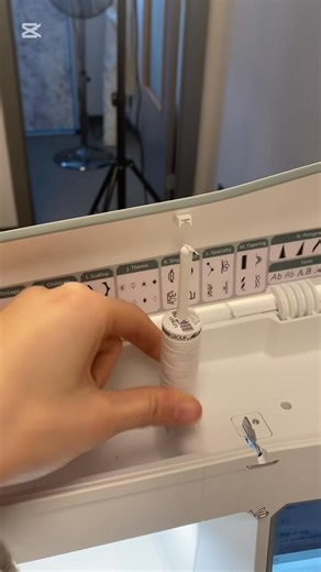 Vandaag ontdekken we een superhandige functie van de JOY of Sewing: het perfect inrijgen van je machine met behulp van de ingebouwde video’s! Het werkt zo eenvoudig: Zet je machine aan en selecteer de inrijgvideo op het scherm. Volg de stap-voor-stap aanwijzingen – van spoel tot naald, alles wordt duidelijk getoond. Je draad zit in één keer correct, zonder gedoe of fouten. Hoe handig is dat? Perfect voor beginners én gevorderden die snel en zorgeloos willen starten met hun project! | Husqvarna V