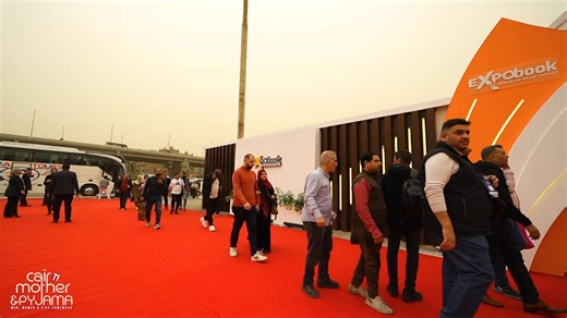 ليست فعاليات… بل حركة سوق حقيقية على أرض الواقع. من داخل Cairo Mother & Pyjama Exhibition المشهد يتجاوز إطار العروض والزيارات المعتادة. ما يحدث هو إعادة تشكيل لخريطة التوريد والتوزيع استعدادًا لموسم صيف 2026. اليوم شهد: • طلبات حجز إنتاج مبكرة • مفاوضات على كميات كبيرة لتجار الجملة • مقارنة مباشرة بين خطوط إنتاج متعددة • دراسة فرص تصدير لأسواق جديدة • اهتمام واضح بمعايير الجودة والتسعير التنافسي المعرض لا يعمل كمنصة عرض فقط، بل كمركز قرار تجاري يجمع المصنع بالتاجر في لحظة حاسمة من الموسم. تابعون