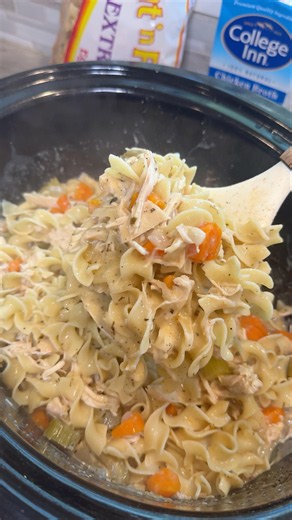 Creamy Crockpot Chicken & Nooldes Recipe #shorts #recipes
