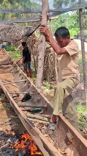 Turning a giant log into a boat🛶 #craft #kerajinan #perahukayu #skills
