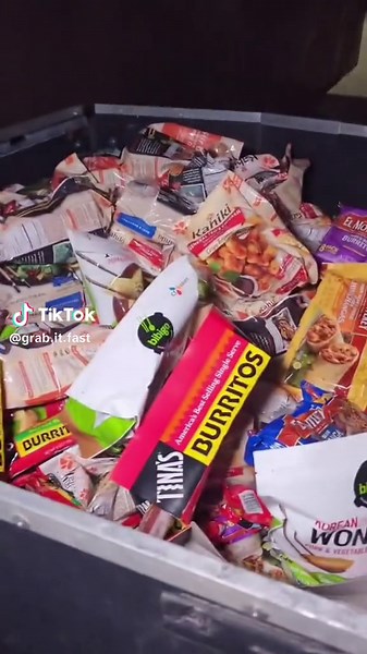 Massive Food Haul from Dumpster Diving 🍔🍕🍝